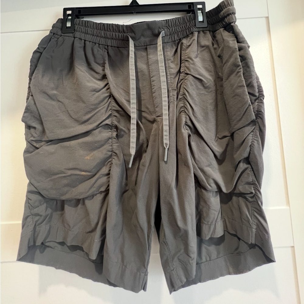 Lululemon men’s gray athletic shorts size L